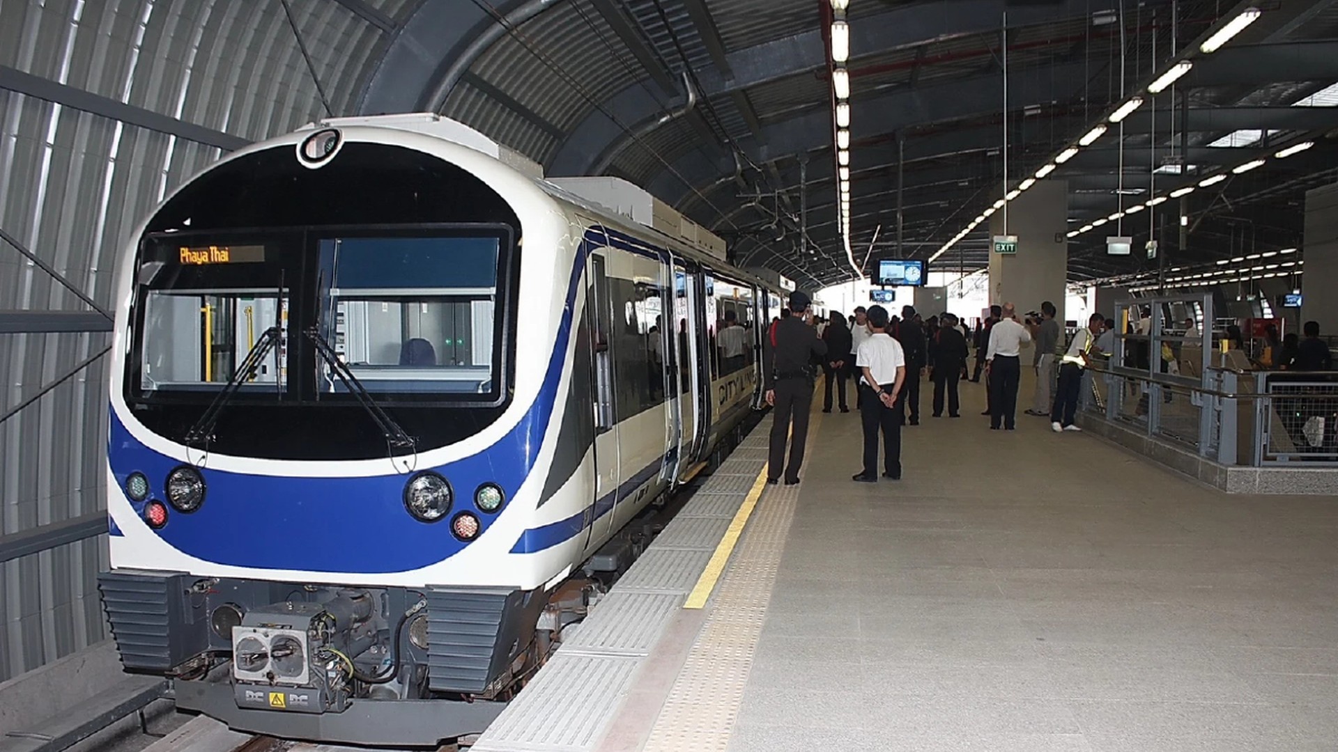 ขบวนรถไฟฟ้าแอร์พอร์ต เรล ลิงก์ที่สถานีพญาไท