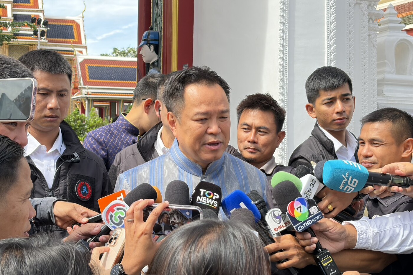 นายอนุทิน ชาญวีรกูล ให้สัมภาษณ์สื่อ