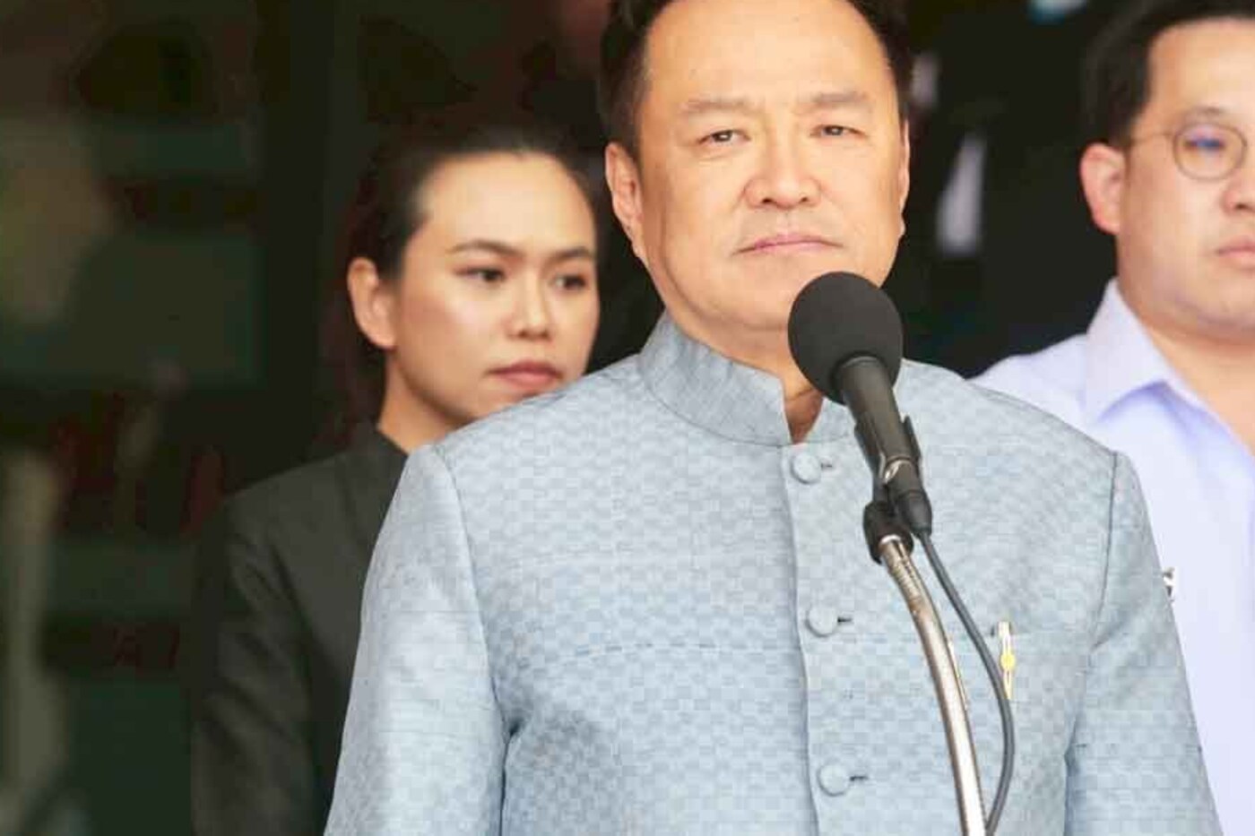 นายอนุทิน ชาญวีรกูล ให้สัมภาษณ์สื่อ