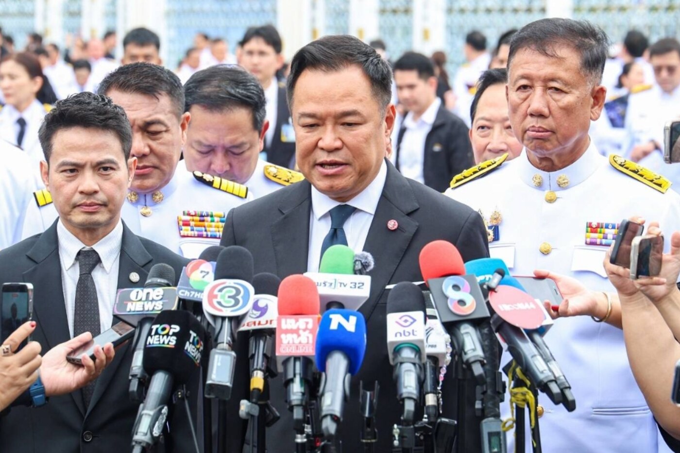 นายอนุทิน ชาญวีรกูล นายกรัฐมนตรี ให้สัมภาษณ์สื่อ