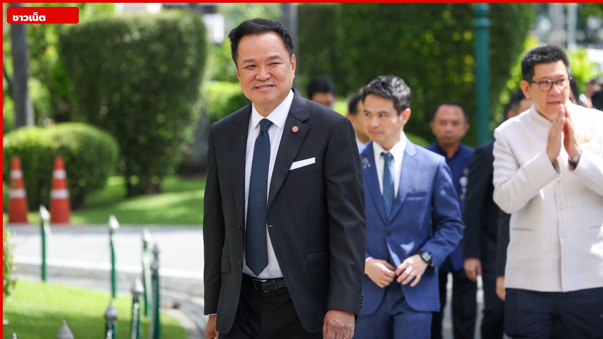 นายอนุทินยิ้มเดินเข้าประชุมพร้อมคณะ
