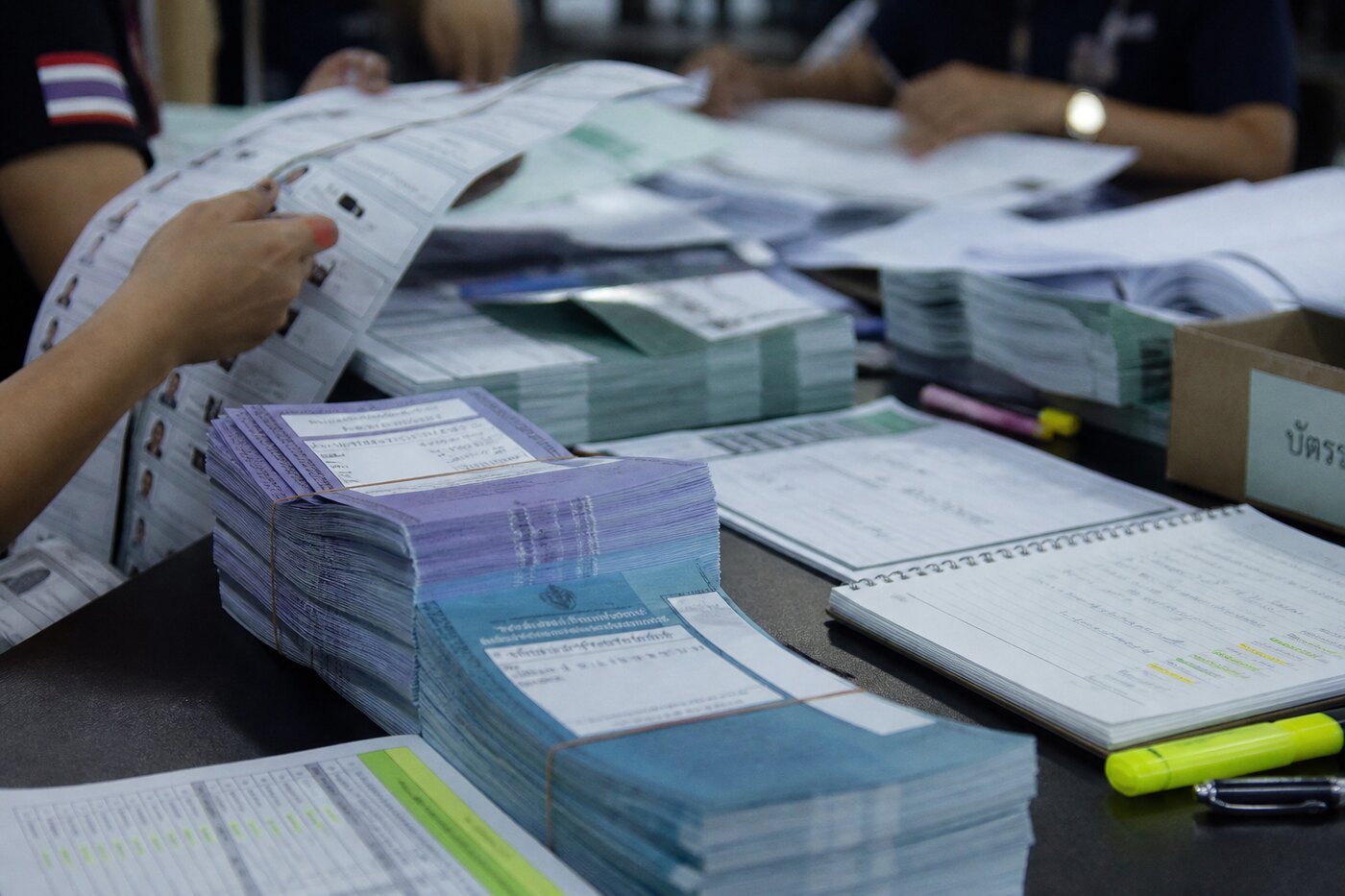 ภาพประกอบตรวจสอบเอกสารและบัตรลงคะแนน