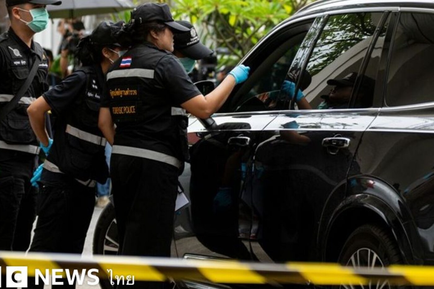 ตำรวจพิสูจน์หลักฐานตรวจรถที่เกิดเหตุ