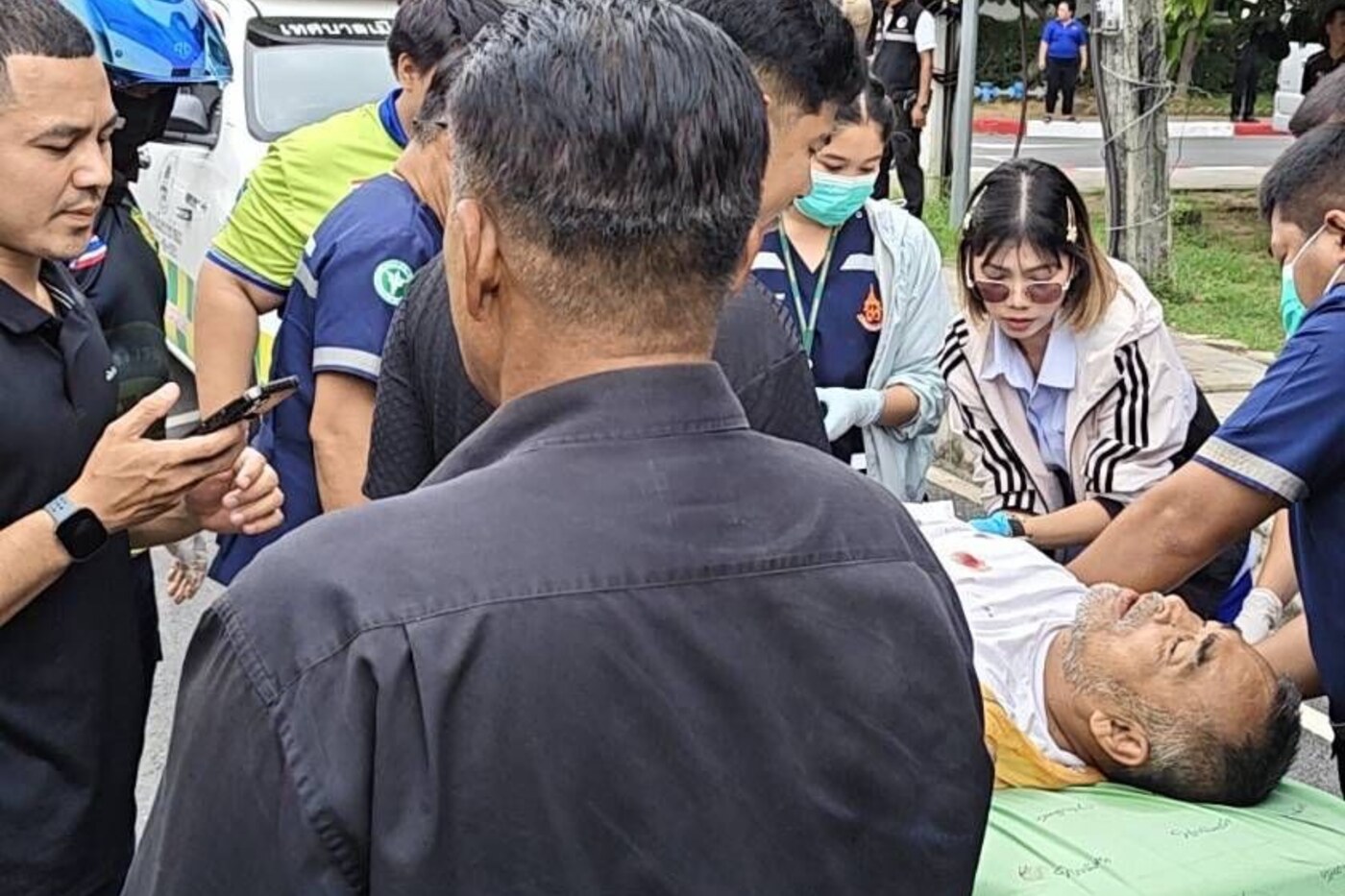 เจ้าหน้าที่นำส่งผู้บาดเจ็บ