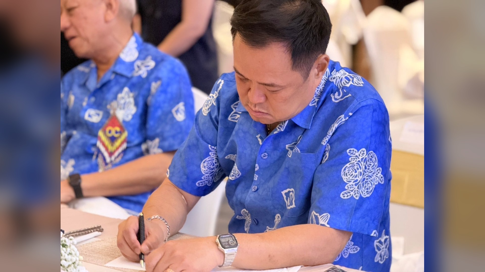 นายอนุทิน ชาญวีรกูล ลงนามเอกสารในระหว่างการประชุมคณะรัฐมนตรีที่จังหวัดสงขลา