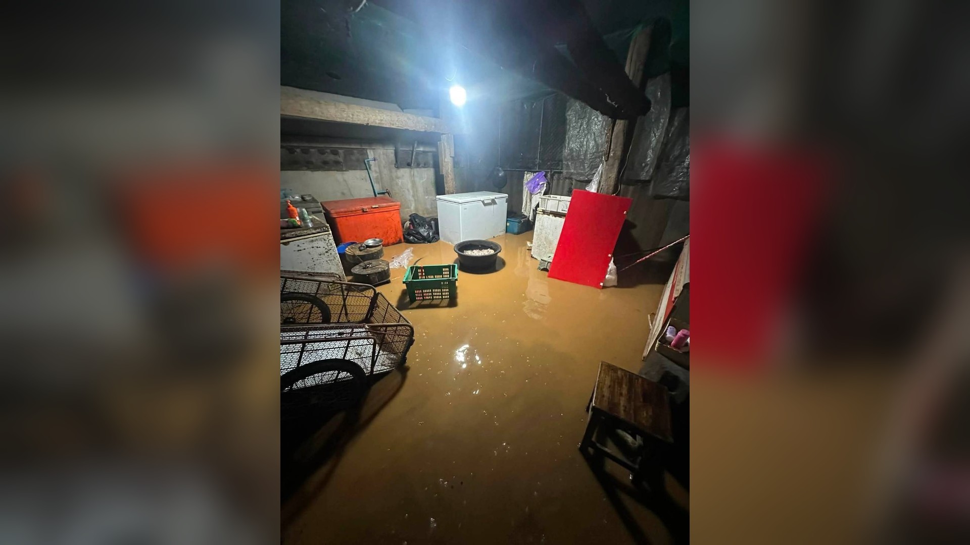 น้ำท่วมขังภายในบ้านจากฝนตกหนัก