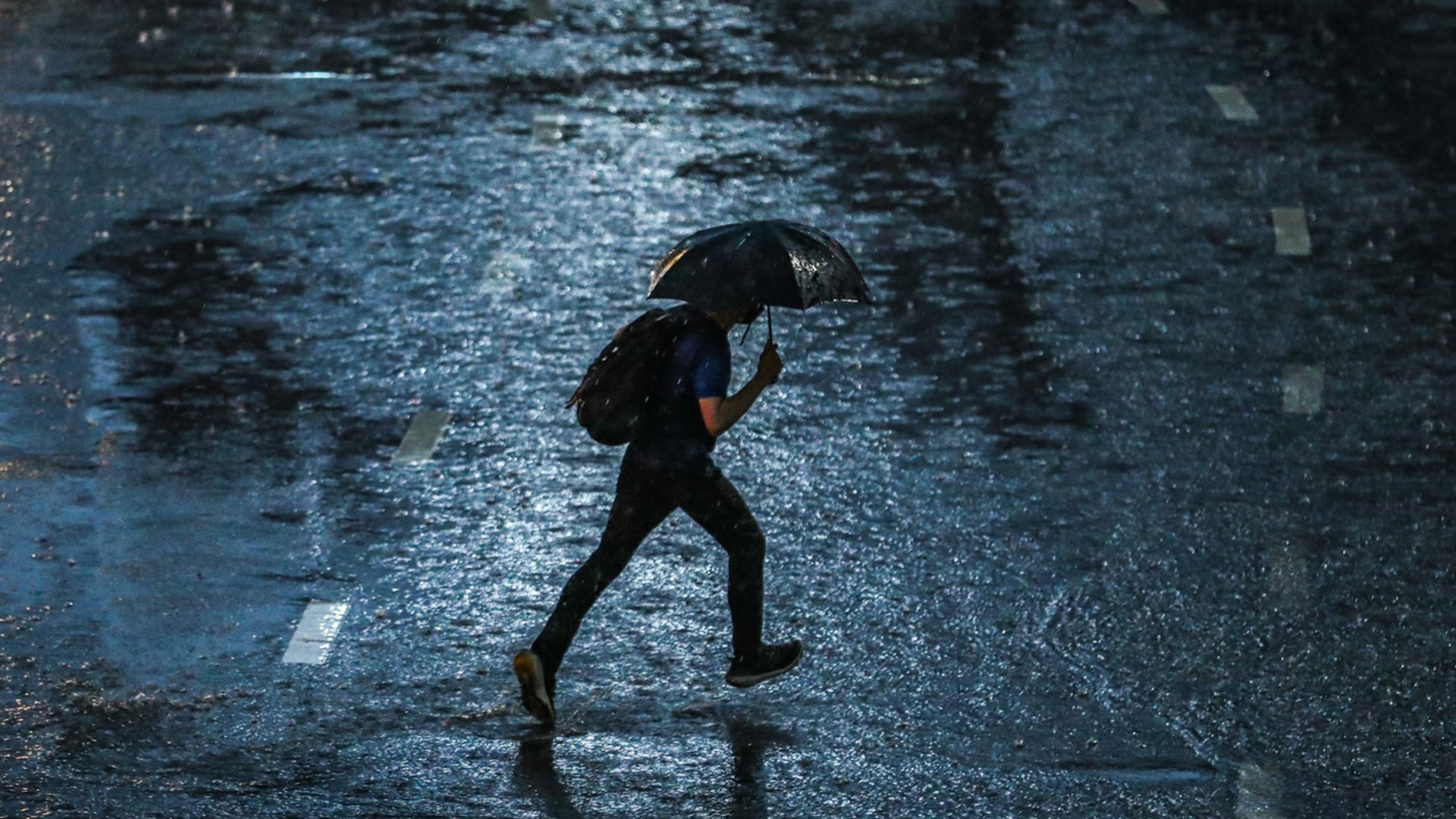 ฝนตกหนักบนถนนในช่วงกลางคืน