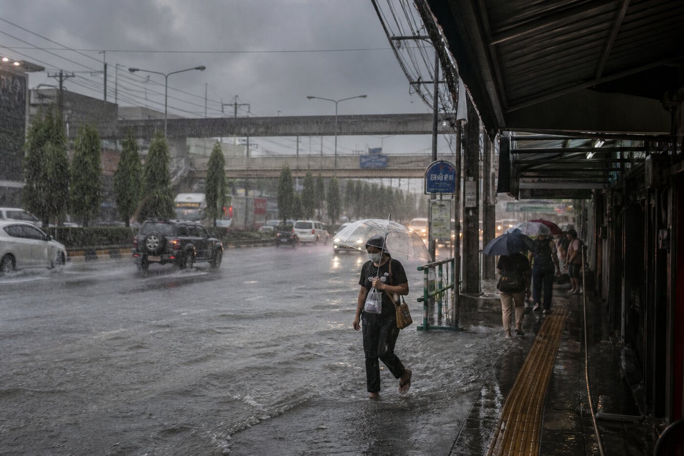ภาพประกอบฝนหนักในเมือง