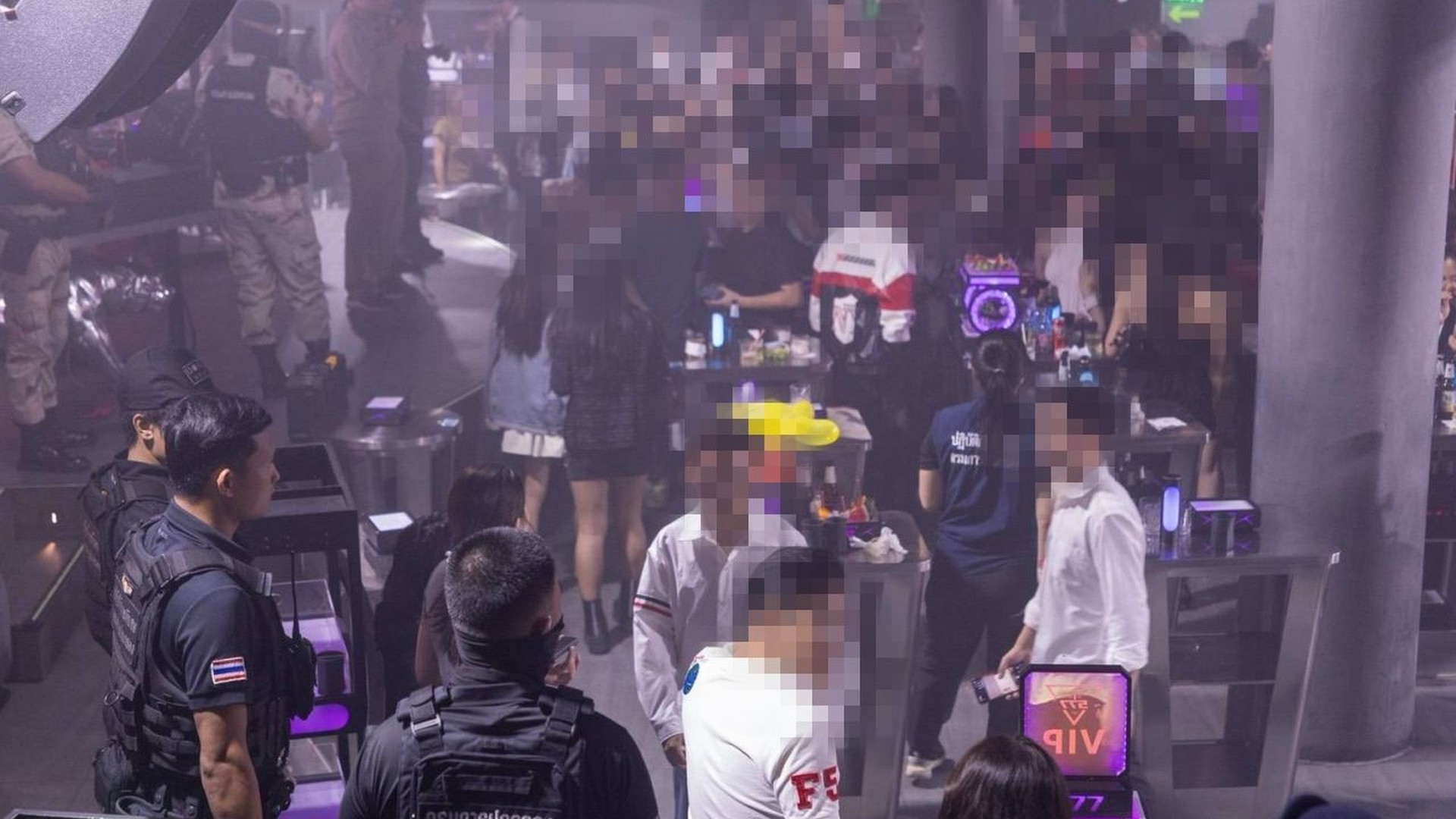 เจ้าหน้าที่ตรวจค้นนักท่องเที่ยวและพื้นที่ภายในผับ 577