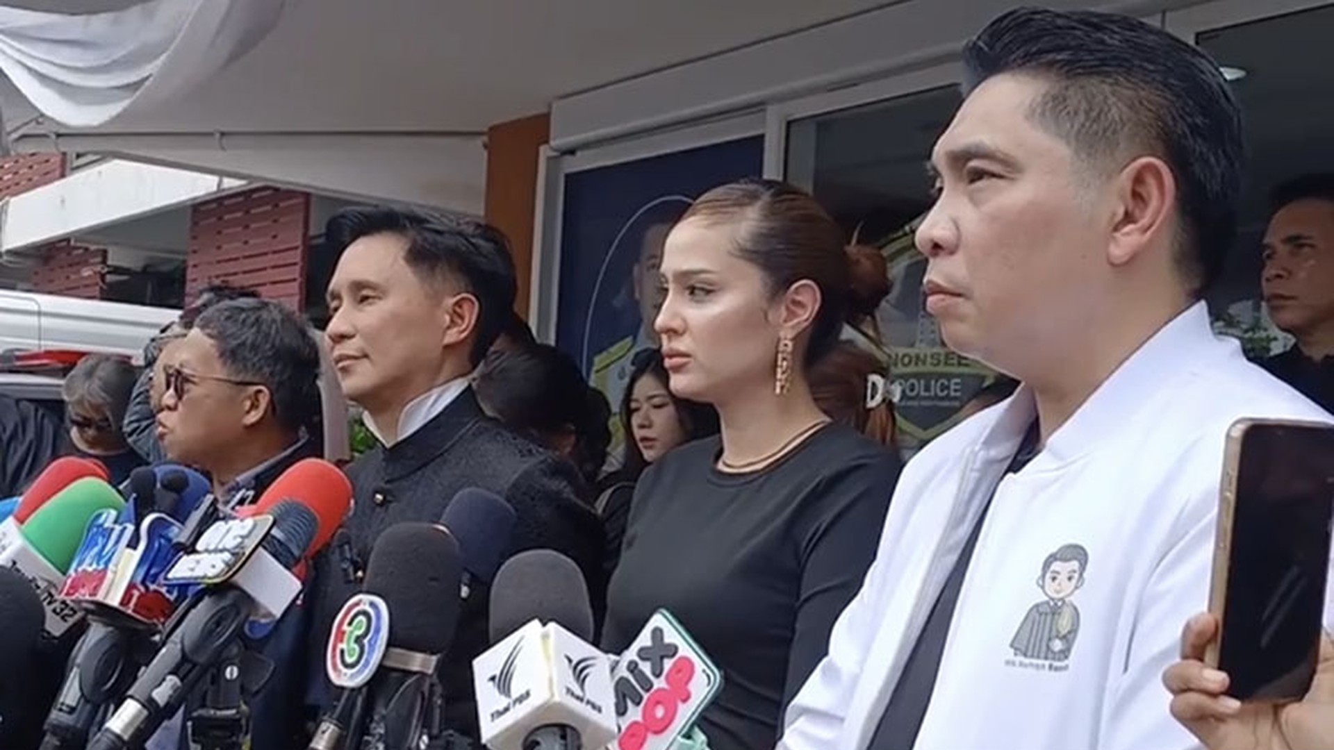 ขวัญ อุษามณี แถลงข่าวหน้า สภ.เมืองนนทบุรี