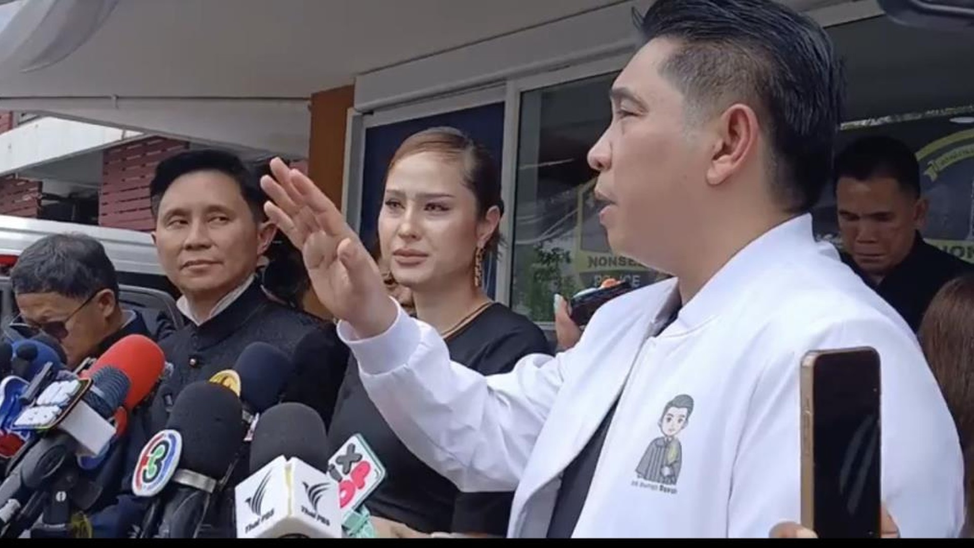 คณะผู้ร่วมแถลงข่าวที่ สภ.เมืองนนทบุรี