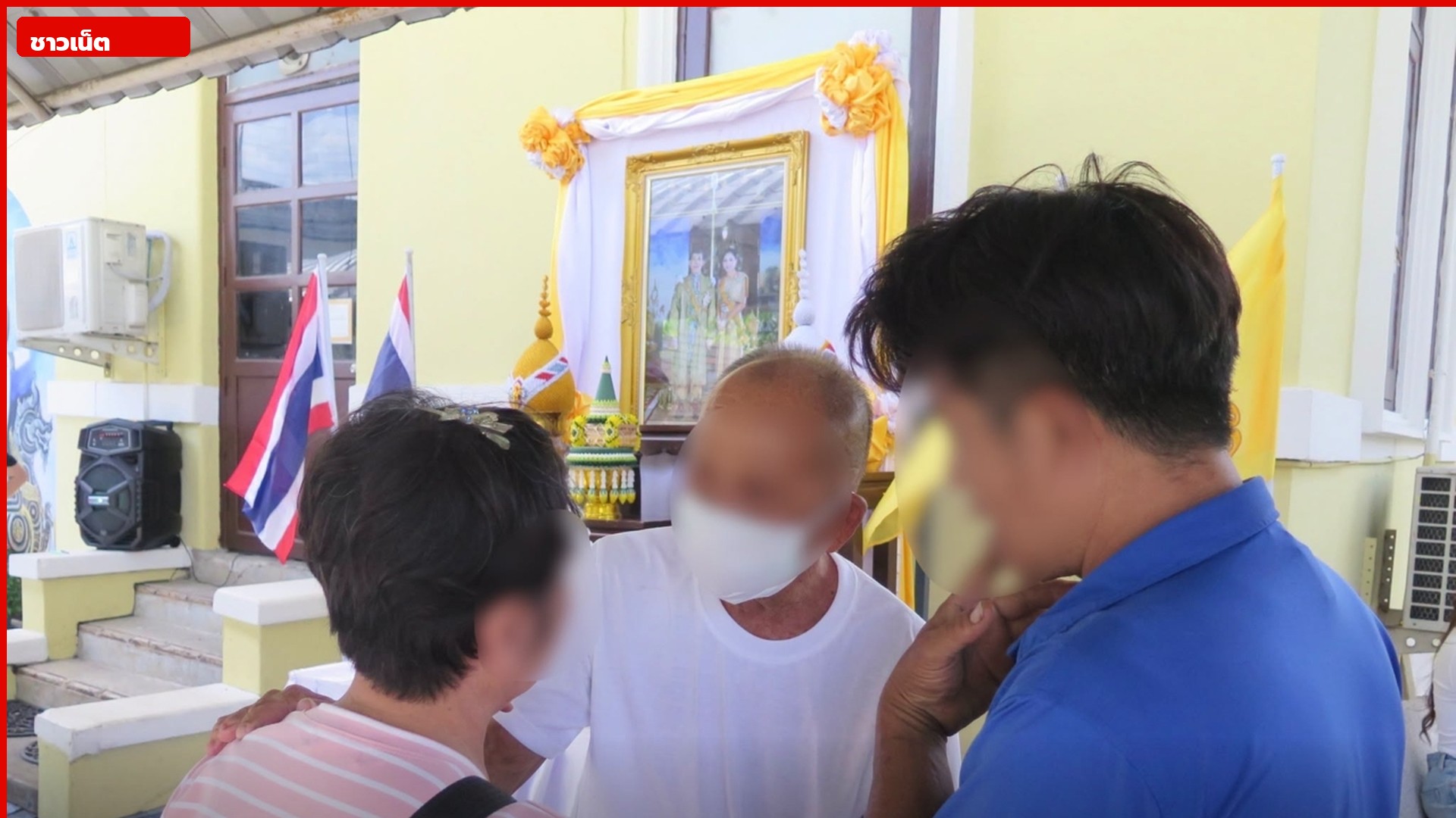 ญาติพูดคุยด้านนอกอาคารหลังการปล่อยตัว