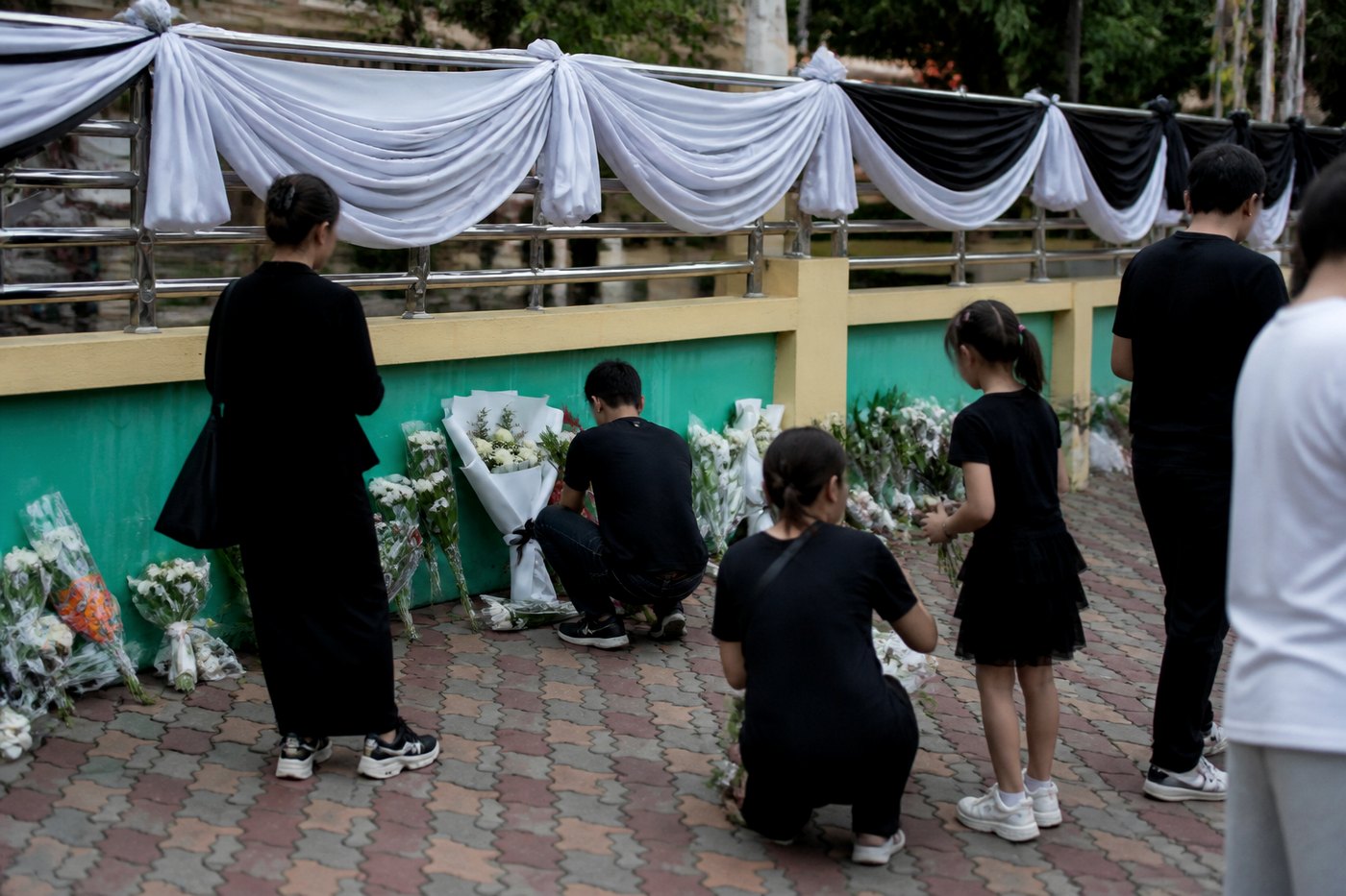 ภาพประกอบผู้วางดอกไม้อาลัย