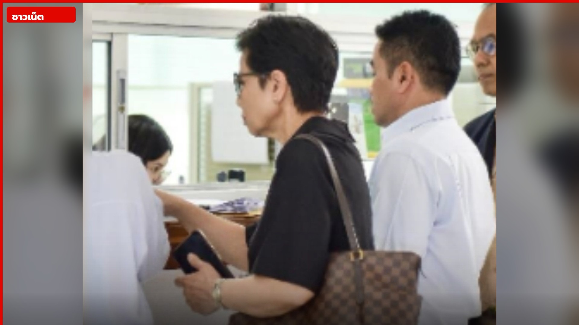 ป้าดายืนยื่นเรื่องที่เคาน์เตอร์สำนักงานพระพุทธศาสนาแห่งชาติ