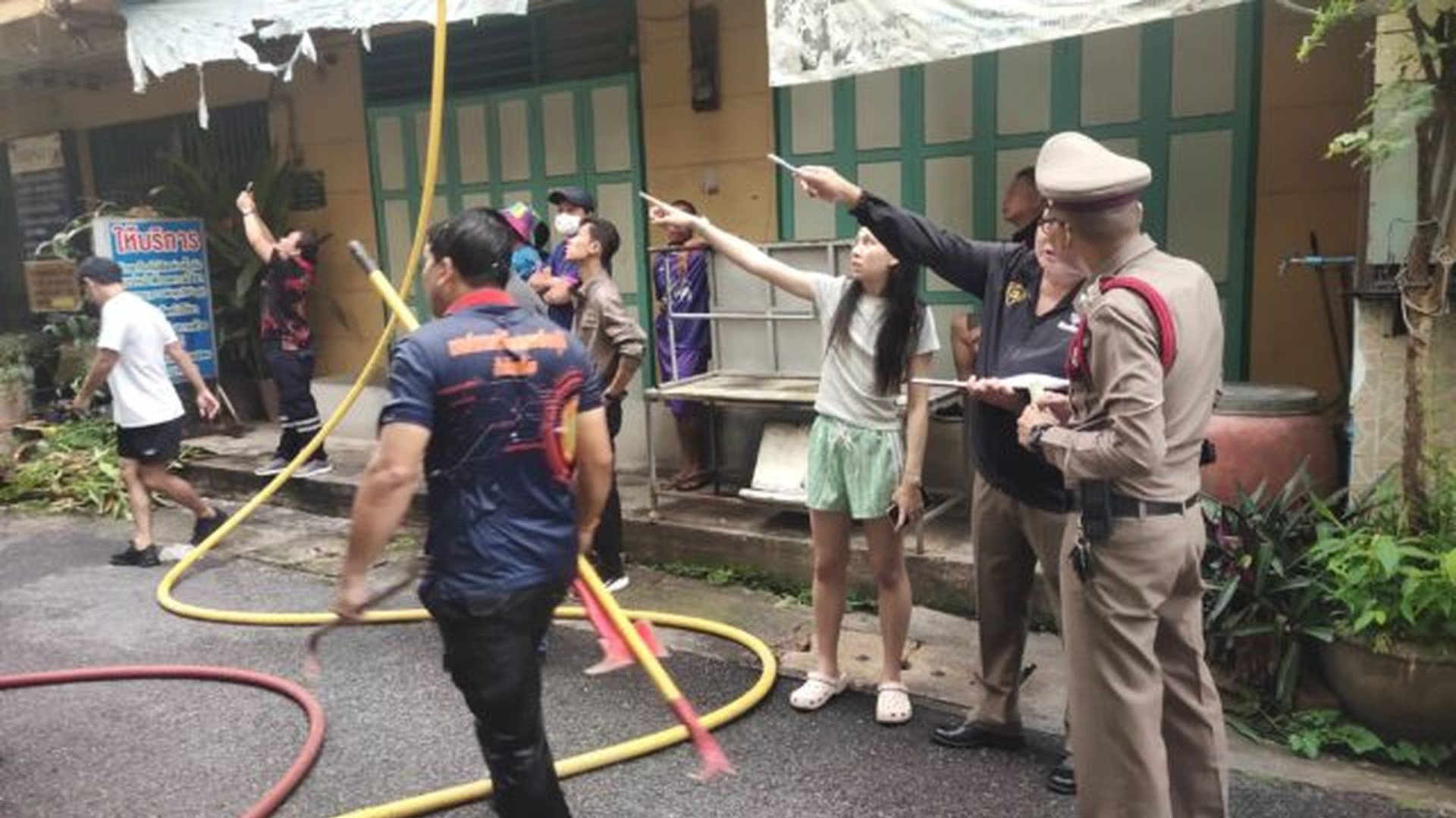 ประชาชนและเจ้าหน้าที่บริเวณเหตุไฟไหม้ตลาดเมืองเพชรบุรี