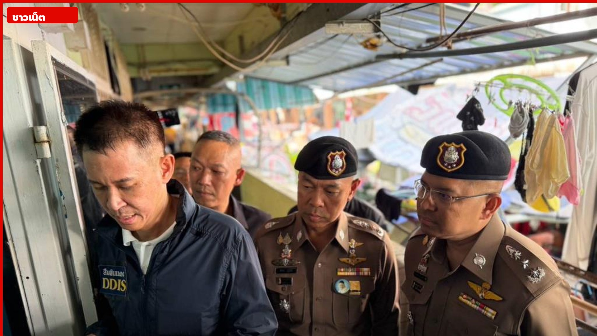 เจ้าหน้าที่ตรวจเอกสารในแฟลตดินแดง