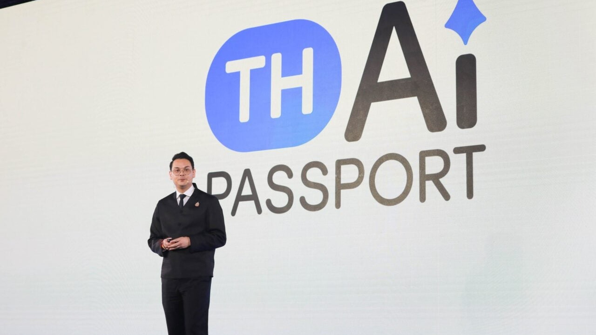นายไชยชนก ชิดชอบนำเสนอข้อมูลโครงการ TH-AI Passport
