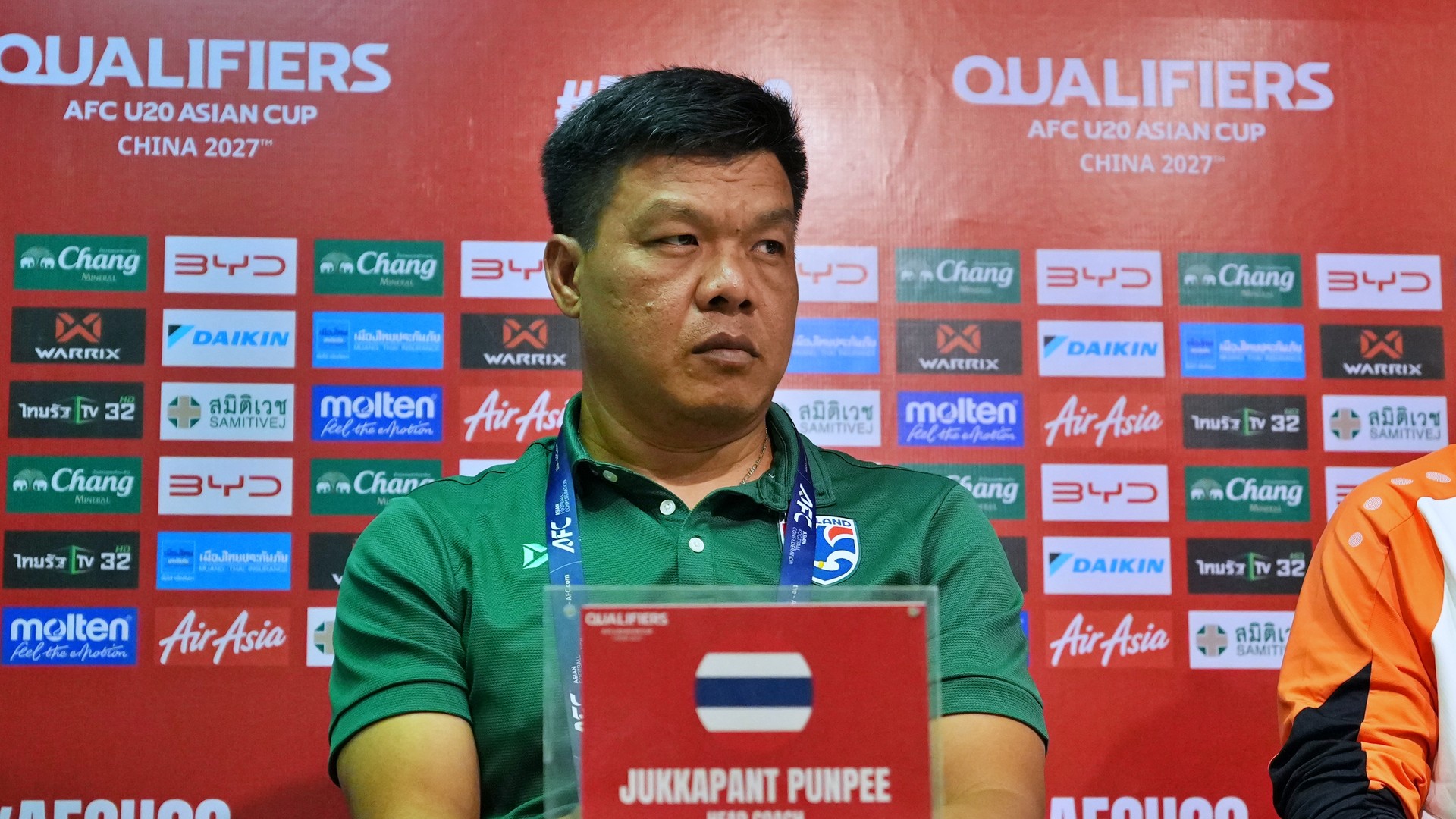 จักรพันธ์ ปั่นปี หัวหน้าผู้ฝึกสอนทีมชาติไทย U20 ในงานแถลงข่าว
