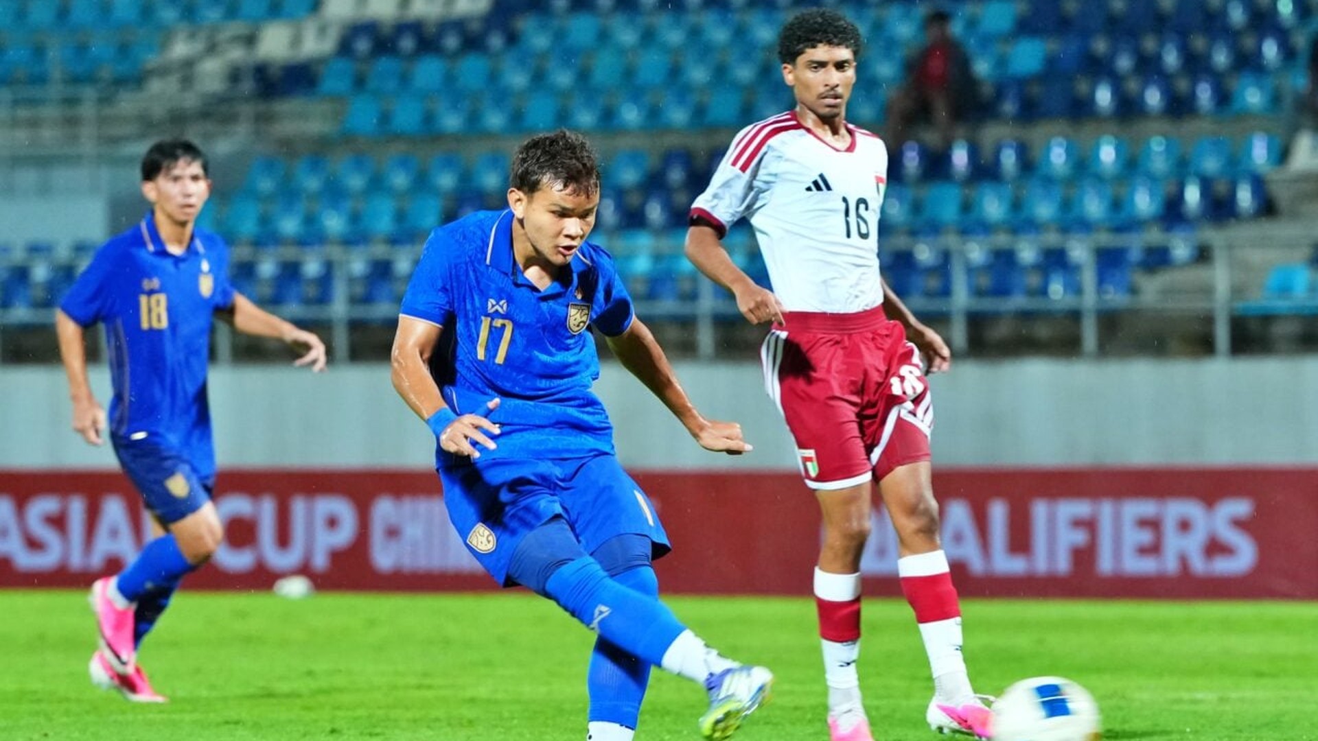 นักฟุตบอลทีมชาติไทย U20 พาบอลบุกในเกมคัดเลือกชิงแชมป์เอเชีย