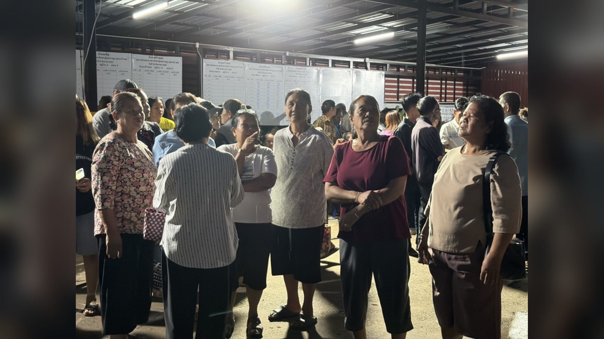 ประชาชนและเจ้าหน้าที่บริเวณจุดนับคะแนนเลือกตั้งซ่อมอุดรธานี