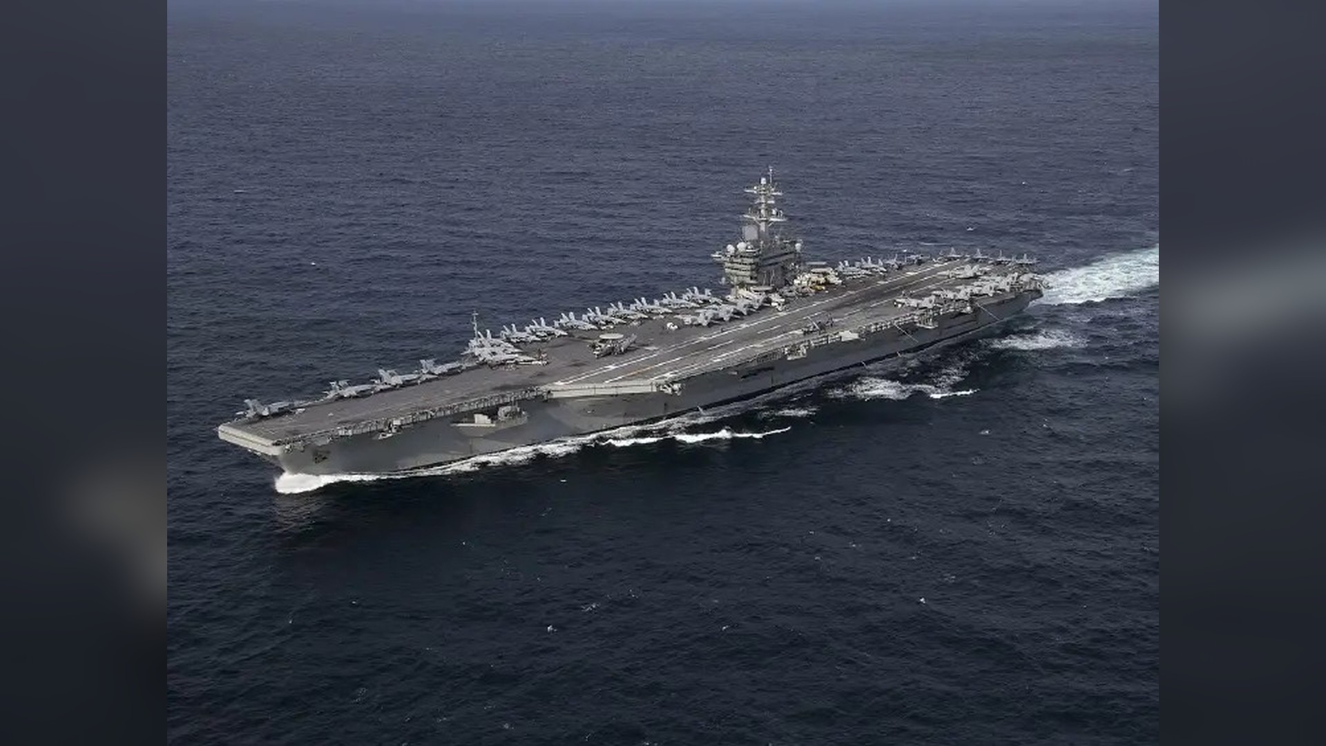 เรือบรรทุกเครื่องบิน USS Abraham Lincoln แล่นอยู่ในทะเล