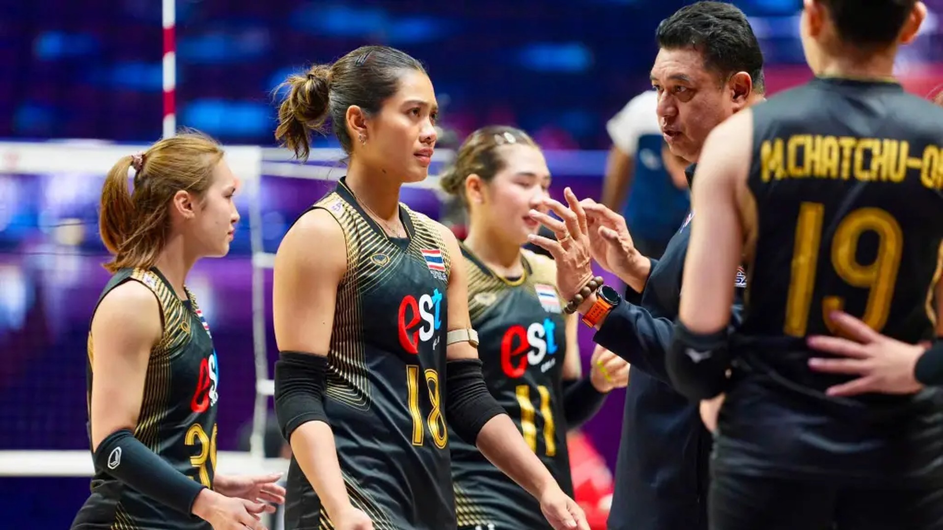 นักตบสาวไทยรวมกลุ่มในสนามแข่งขัน