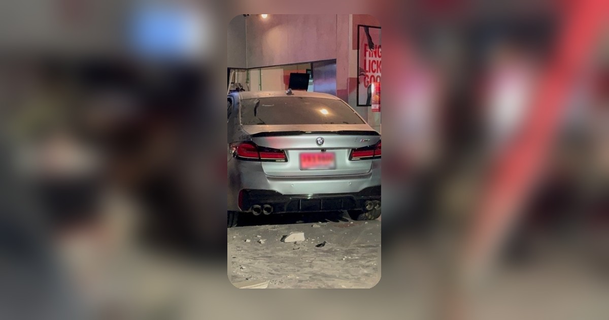 ระทึก! รถเก๋งบีเอ็มฯ พุ่งทะลุร้านไก่ทอดในปั๊มสุขุมวิท 62 เจ็บ 6 ราย