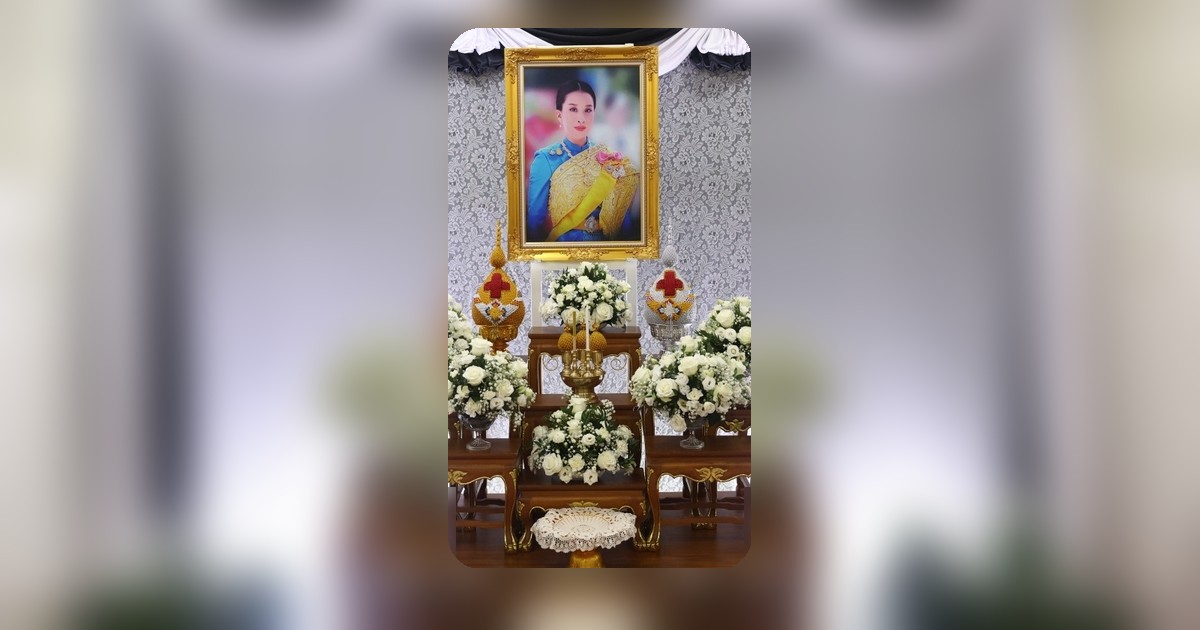 ประชาชนหลั่งไหลร่วมไว้อาลัย เบื้องหน้าพระรูป เจ้าฟ้าพัชรกิติยาภาฯ จุฬาฯ